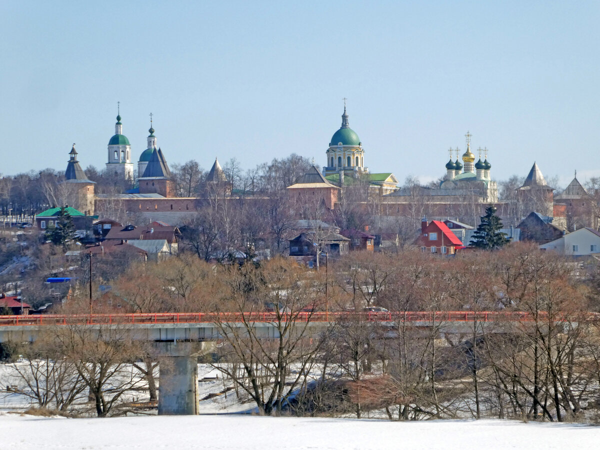 Мост через Осётр, древний кремль и уютная деревянная застройка.
Такой вид открывает при въезде в Зарайск. 