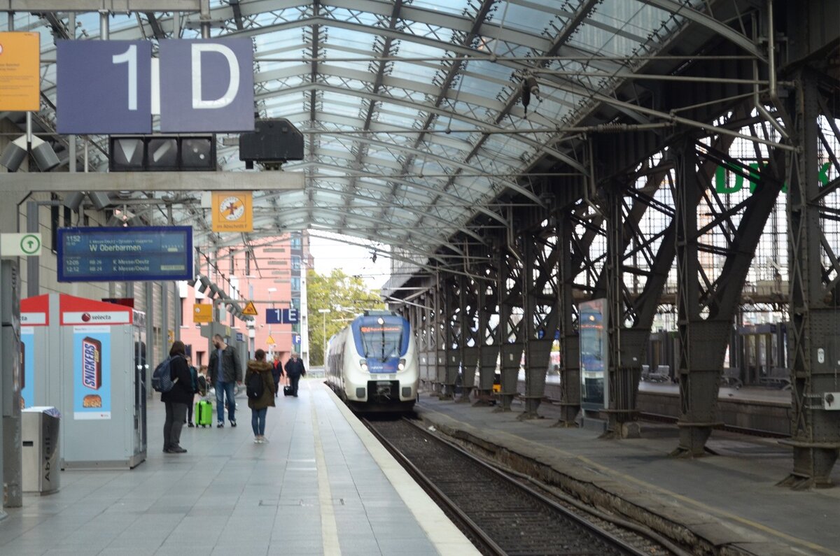 Время отправляться от Центрального вокзала Кёльна, и наше транспортное средство уже готовится остановиться у платформы. 