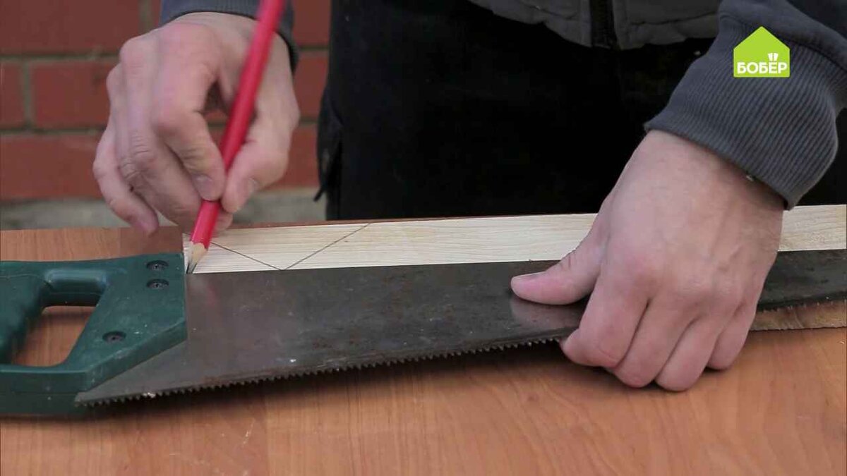 Через точку пересечения диагоналей проведите горизонтальную и вертикальную линии. В результате получилась «снежинка».