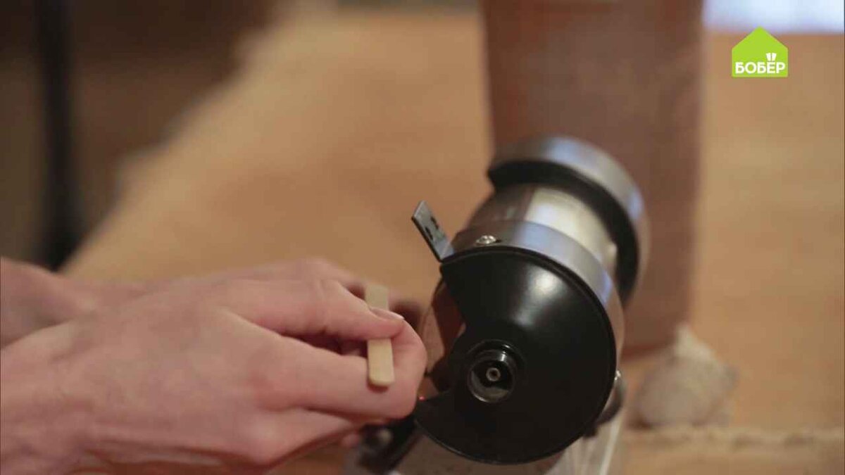 Стек в виде лесенки
Включите точило и начните обтачивать палочку на абразивном круге.