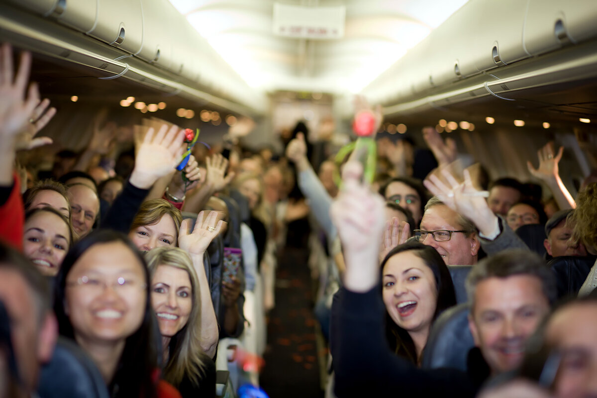 Аплодисменты в самолёте. Источник фото: theknotnews.com 