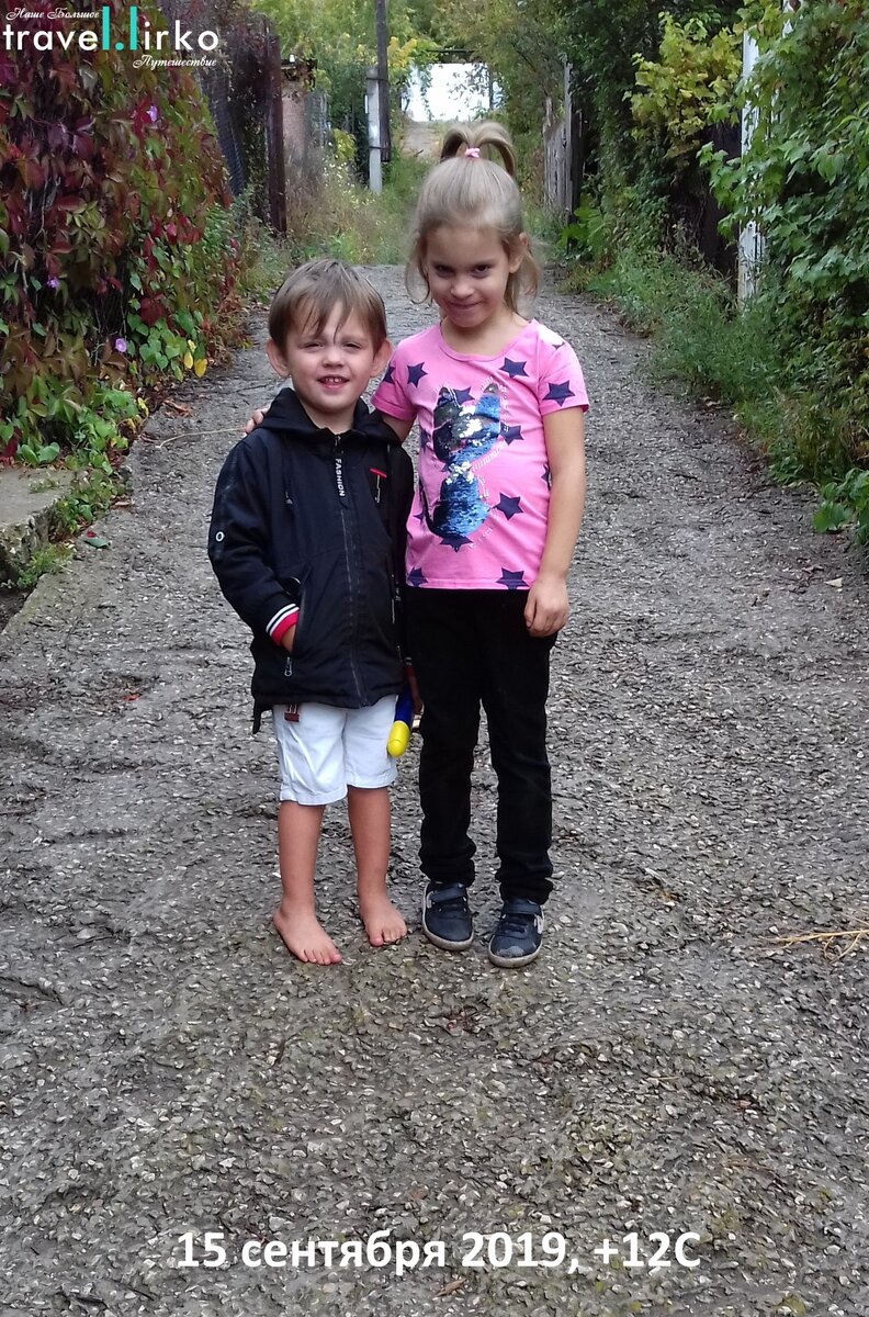 Ладушка и Ярослав. Ну улице +12 всего, а этой парочке совсем не холодно!