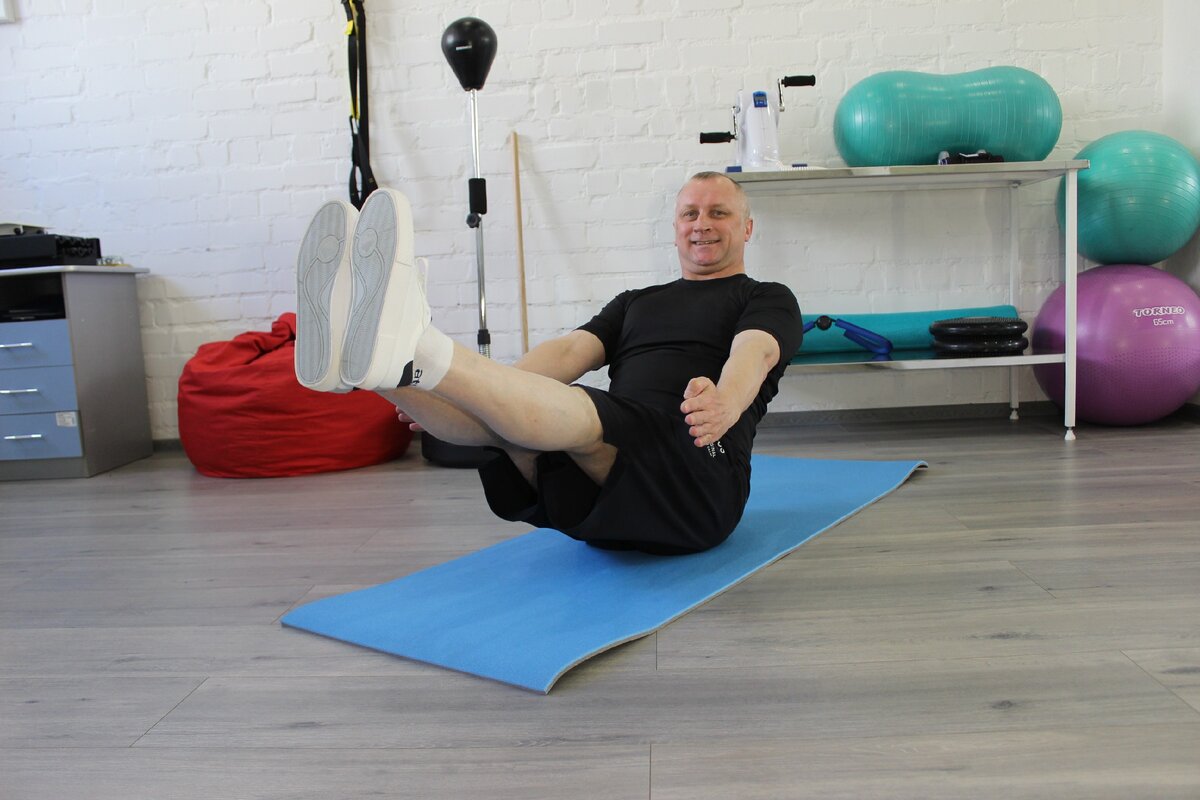 Это фото сделано тогда же, когда и предыдущее. Мне 52 года. Тренирую пресс и мышцы-сгибатели в тазобедренных суставах. 