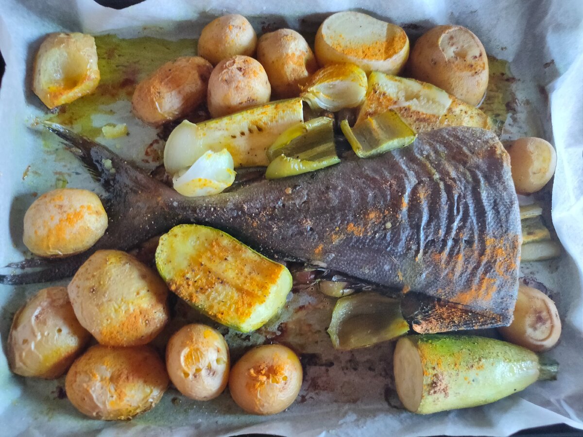 рыба после запекания с промытыми овощами и картошкой