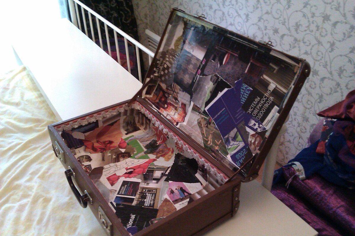Старый чемодан изнутри выглядел потрепанным, пришлось его оклеить. Использовали в качестве копилки, куда складывали подаренные конверты с деньгами. 