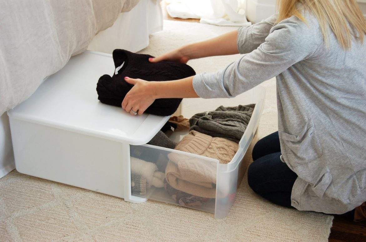 Ящики для хранения под кроватью. Контейнер для хранения вещей под кроватью. Ящик для одежды под кровать. Ящик для хранения зимних вещей. Хранение пуховиков компактное