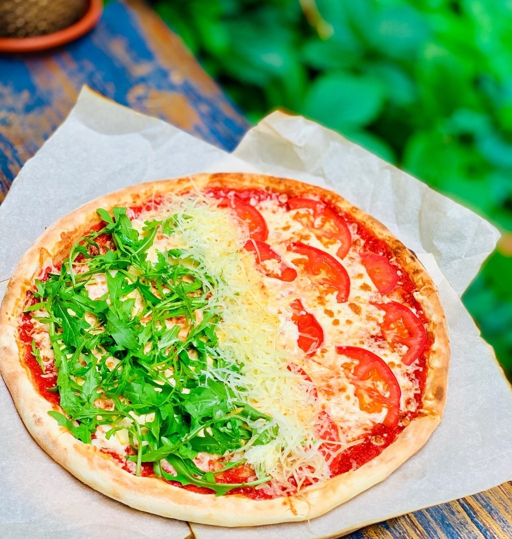 Изначально, пицца была еда для бедняков, так как туда добавляли все, что попадется под руку.