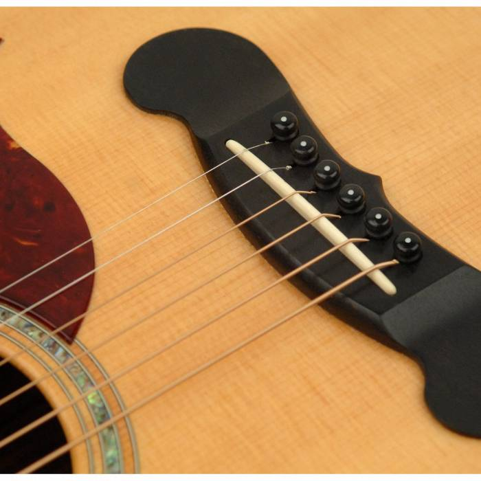 Фото взято с сайта omsk.muzmart.com/article/stroenie-akusticheskoi-gitary