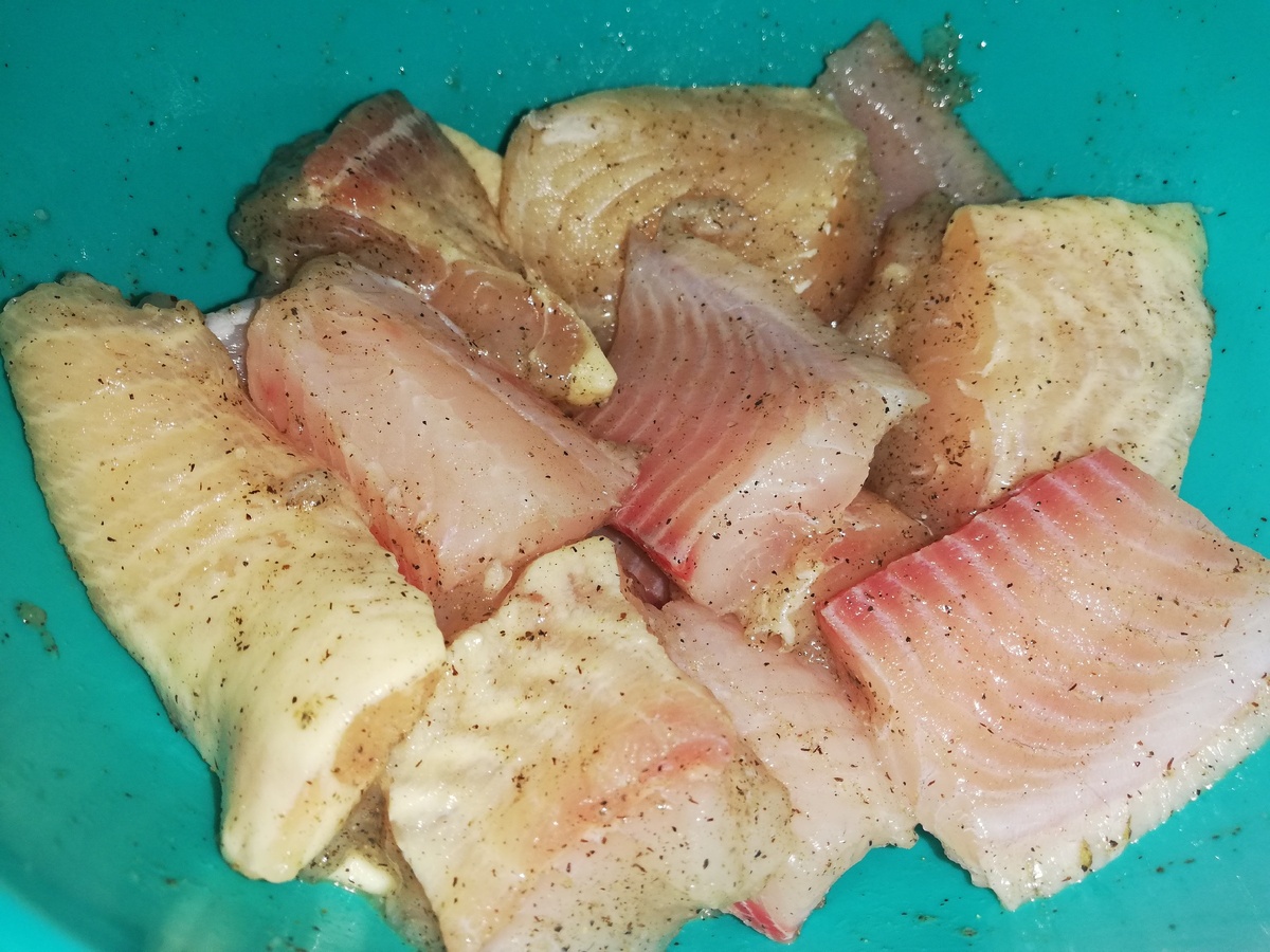 На отжарку.... Соль, перец и в муке... 