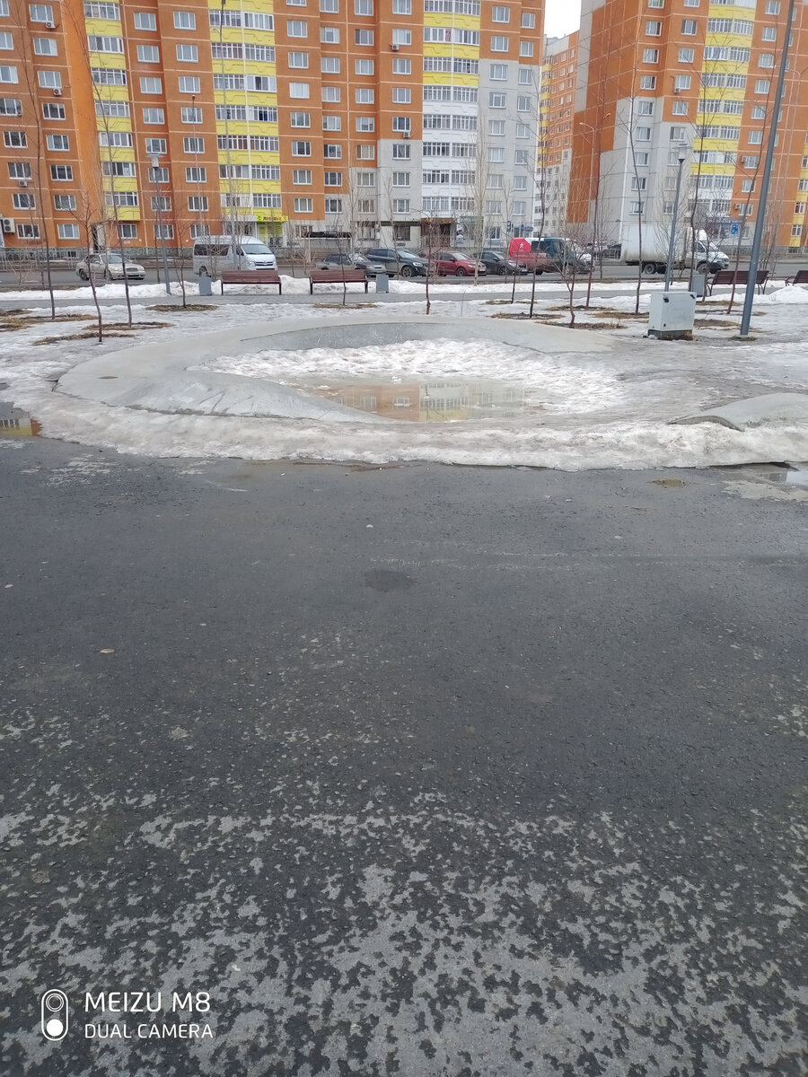 Вот она яма, снега в ней еще много)