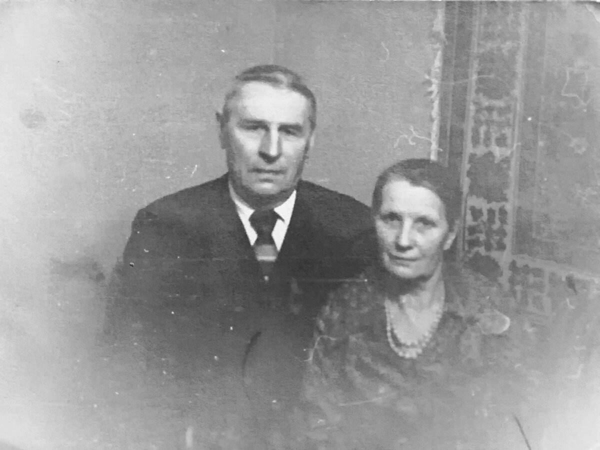 Бабушка рядом с дедушкой. Конец 70-х годов прошлого века. Личный архив автора.