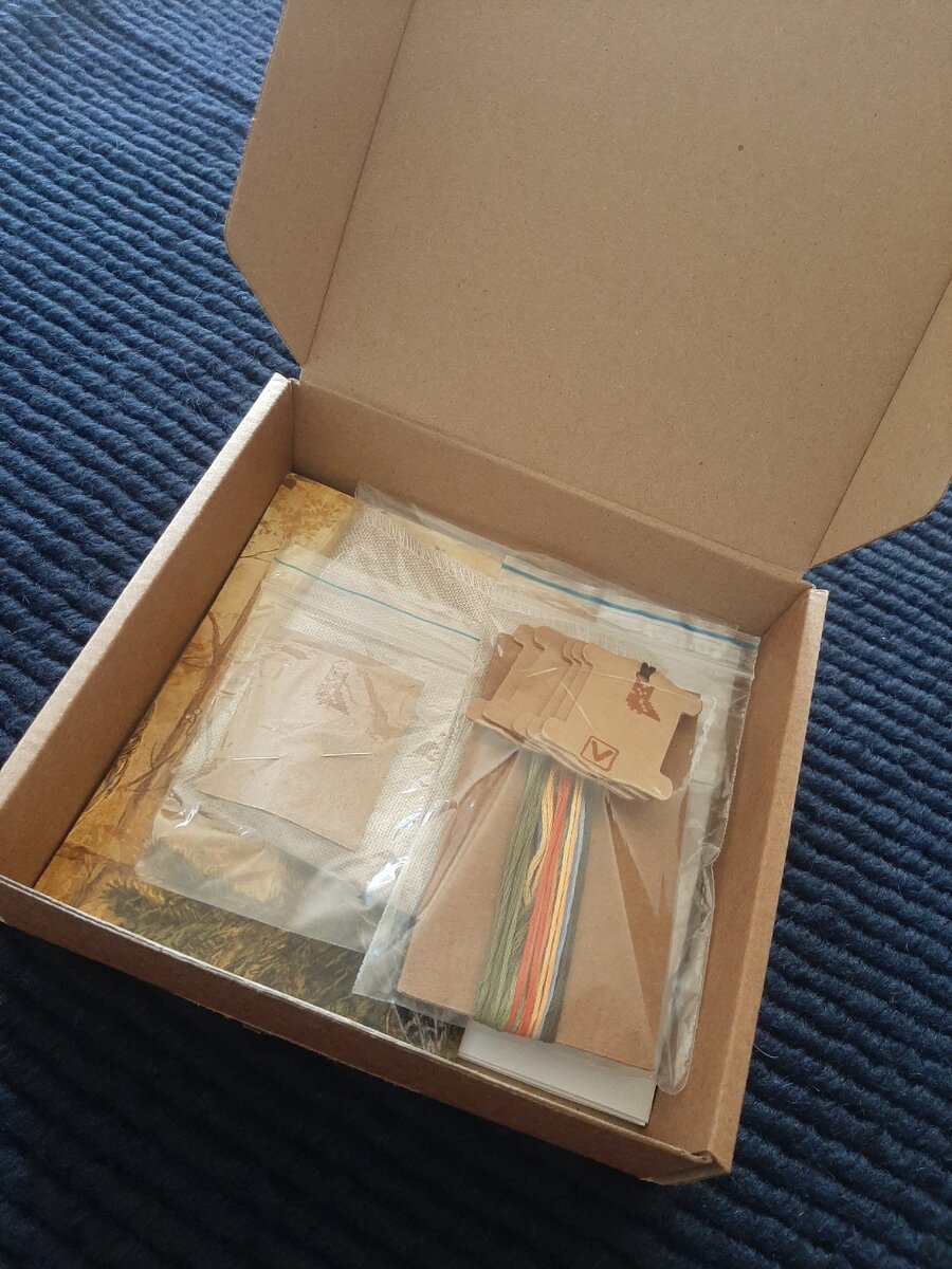 В коробочке все стандартно 