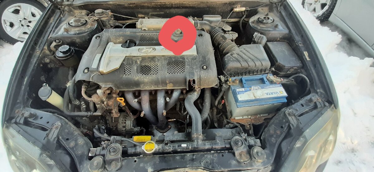 После снятия пластика и шланга с клапана можно выкручивать сам клапон.