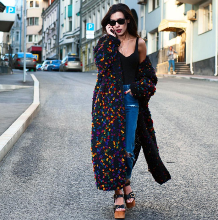 "Трикотажное пальто с вкраплениями"  - информация и фото взяты с https://vk.com/dashinacompany. Стоило 45 700р в 2017 году. Листайте дальше!