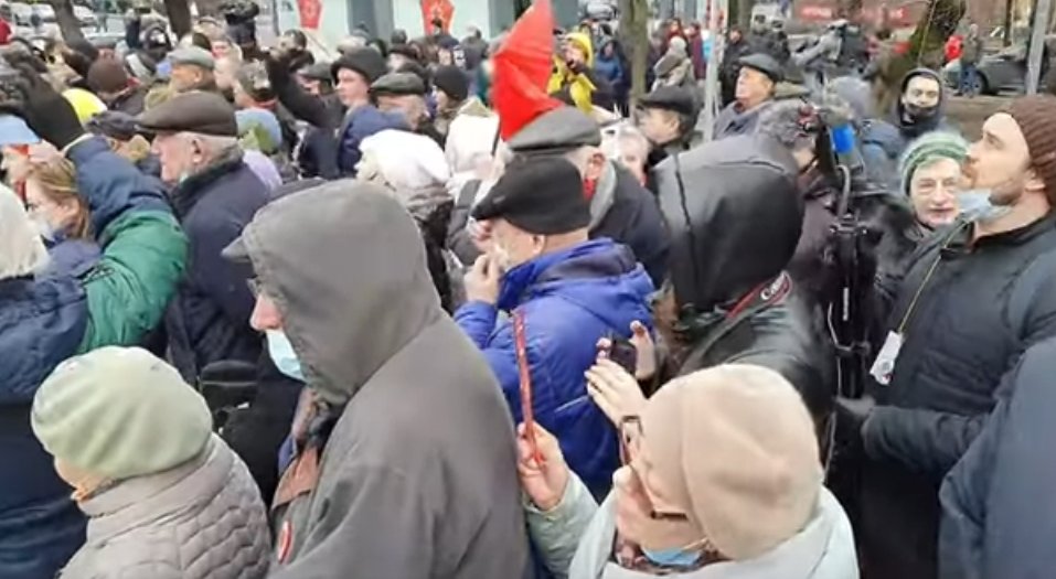 люди собрались возле суда поддержать Платошкина. Скриншот.