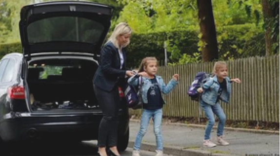 мама привезла детей в школу