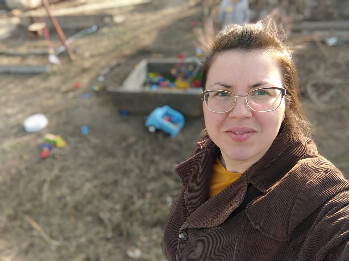 Дети помогают сеять... игрушки. 