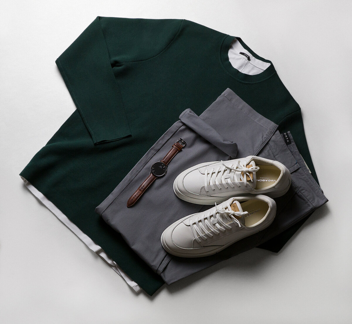 Образ с зеленым джемпером, серыми брюками чинос и белыми кедами — 19 878 руб.