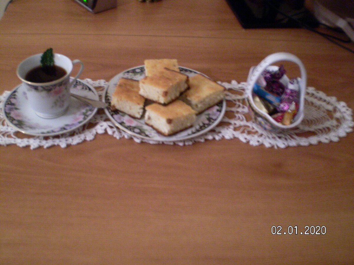 Когда росли дети часто приходилось готовить что-то вкусненькое к чаю. Иногда случались неожиданные гости и меня всегда выручал этот простой рецепт. Этот рецепт поможет выйти из ситуации не только опытной хозяйке,но и новичку,неискушенному в кулинарных делах.                                                                                                