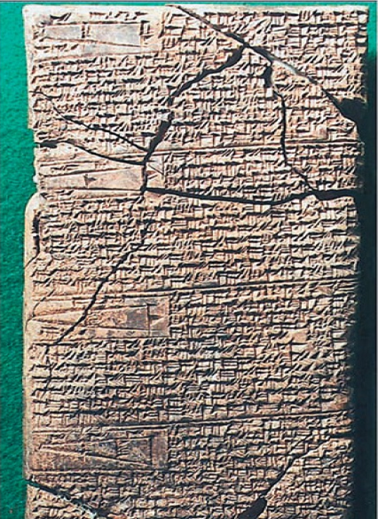 Табличка с примерами геометрических задач, с рисунками трапеций и треугольников, а так же теоремой Пифагора.