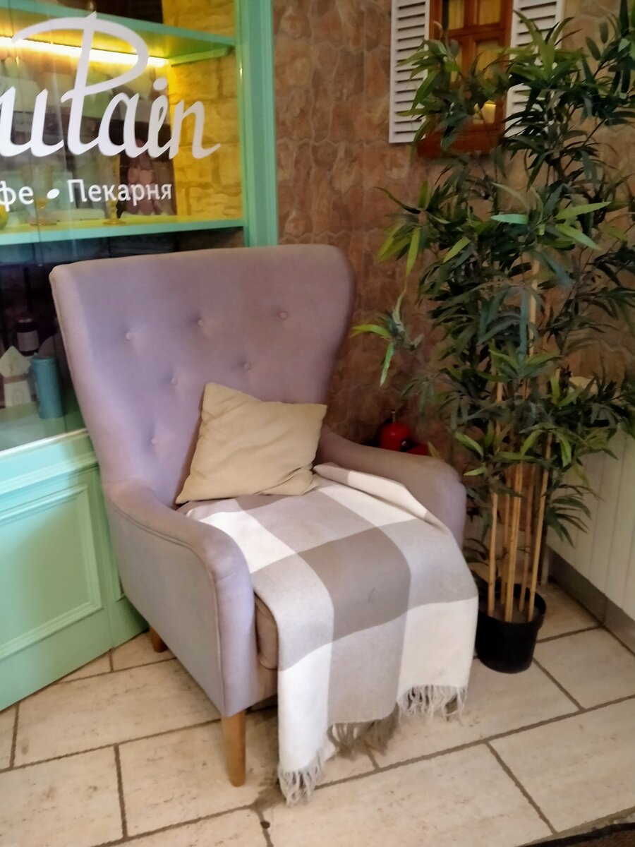 Прямо на входе кресло