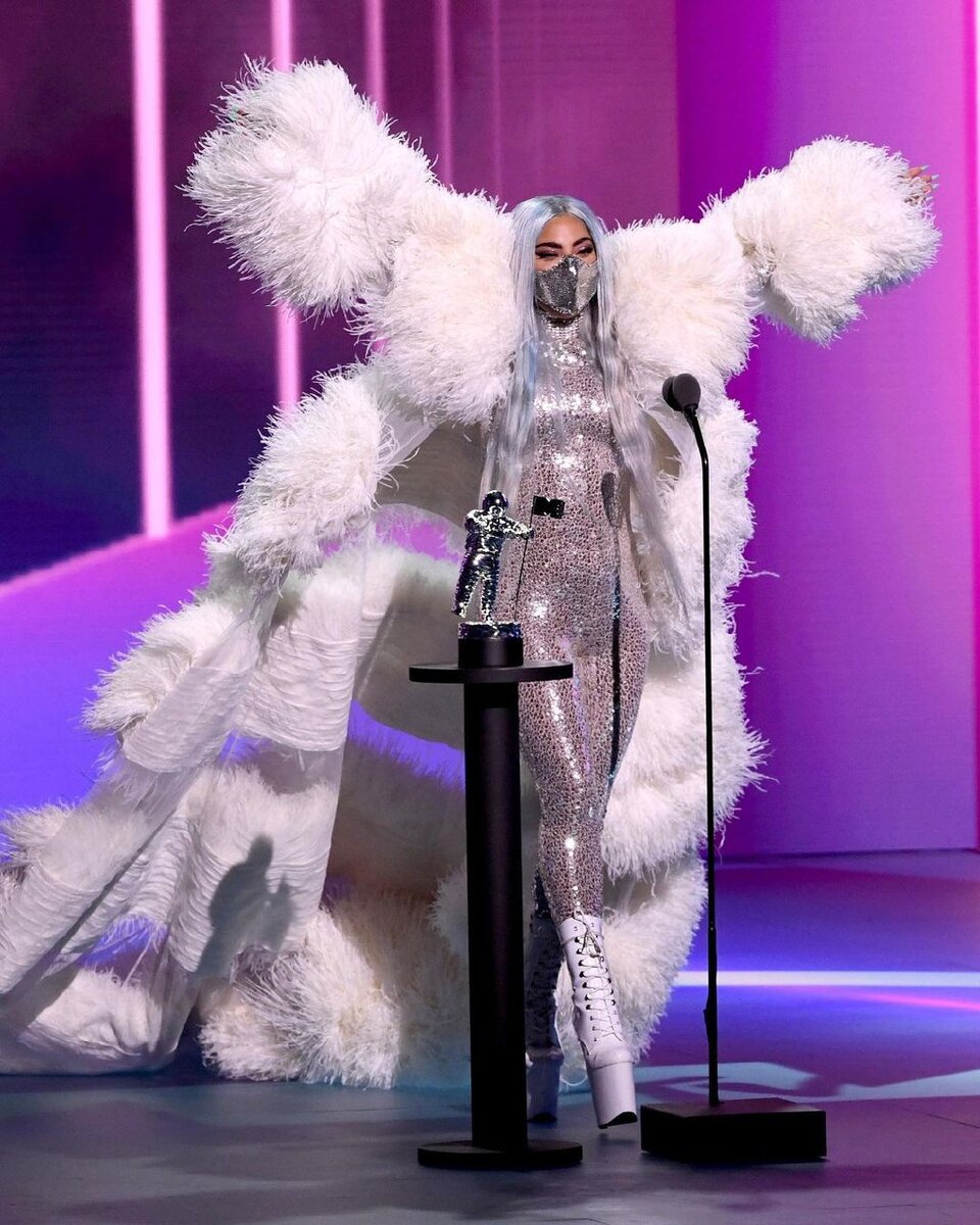 Versace пошьёт для Леди Гага сценические костюмы