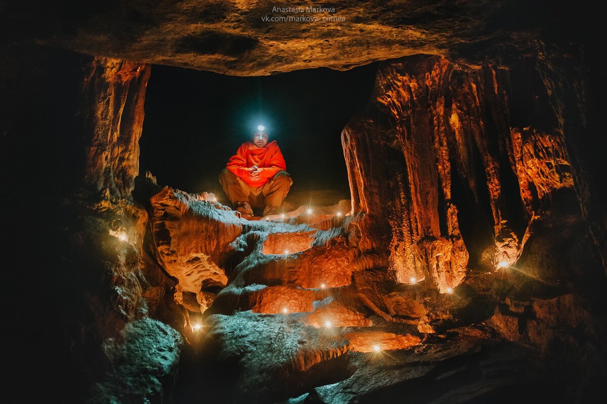 Мой друг попросил  сфотографировать  его в пещере Суу-Коба