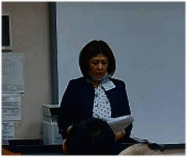 №2 Организатор опустил маску и находится без перчаток