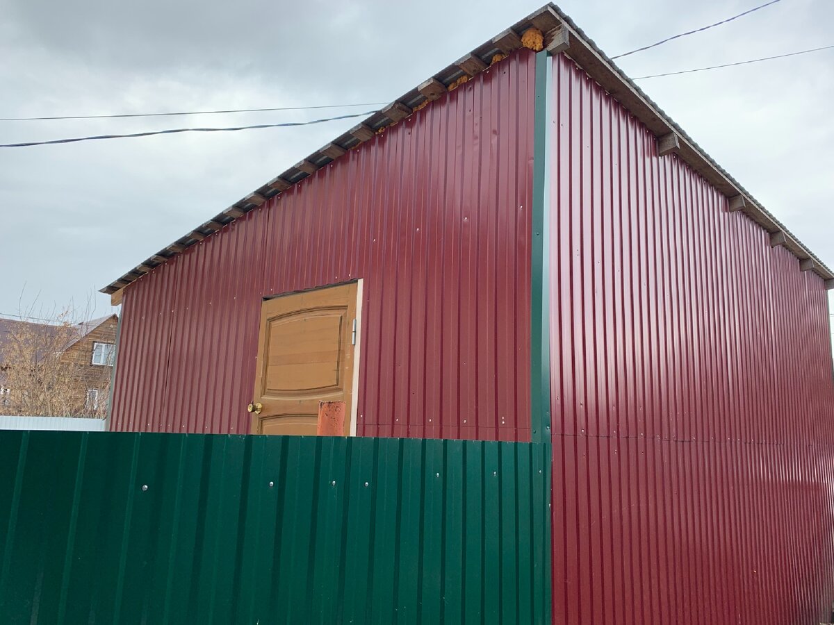 Снег и дождь падает и сливается на его участок. Фото автора.