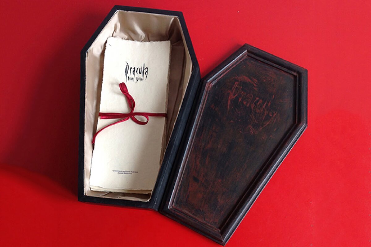 Именно Брэм Стокер первым придумал, что вампир для поддержки сил должен проводить какое-то время в гробу