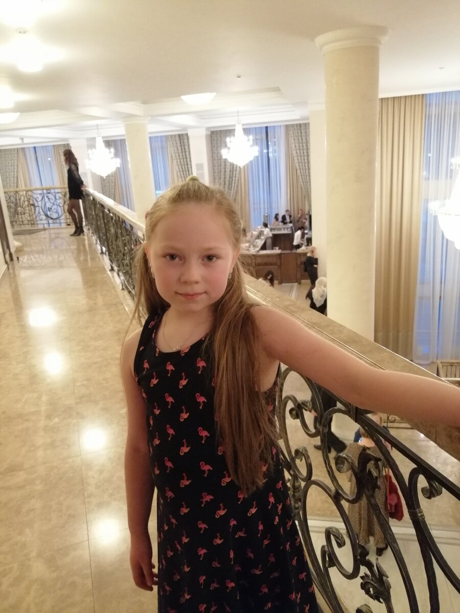 В фойе театра лоск и богатство убранства. Гигантские хрустальные люстры, благородный мрамор и кованые балюстрады.