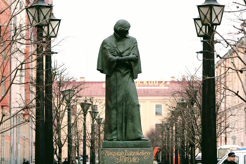 Памятник Н. В. Гоголю на Малой Конюшенной улице в Санкт-Петербурге.  Фото: Алексей Даничев/РИА Новости 