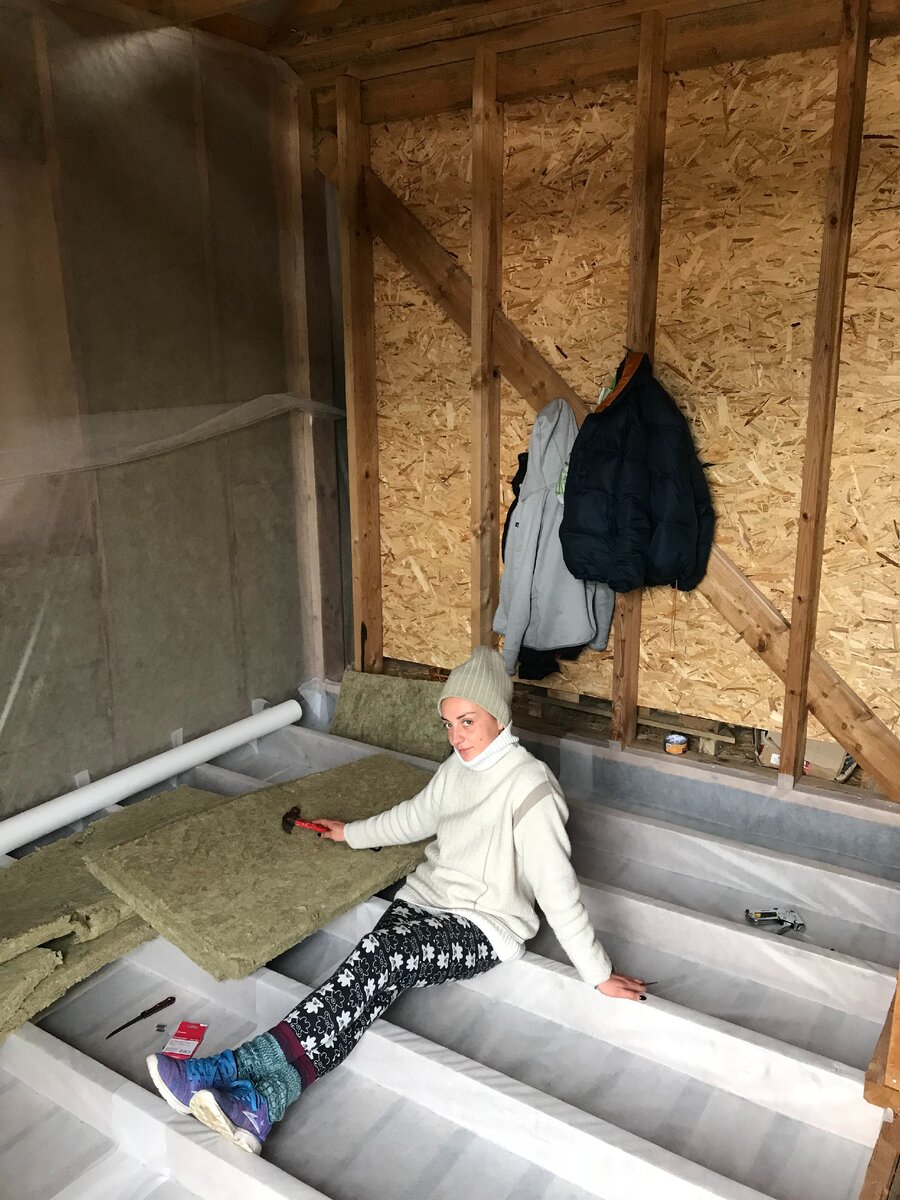 Алиса укладывает минеральную вату