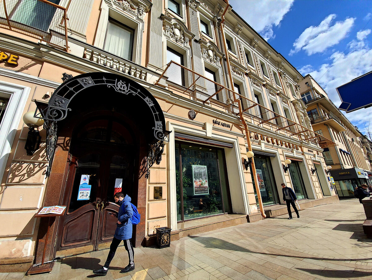 Магазин "Елисеевский" находится в доме № 14 по ул. Тверская. Купеческий особняк, затем литературный салон, куда часто заглядывал Пушкин. А с 1901 года — магазин гастрономических изысков.