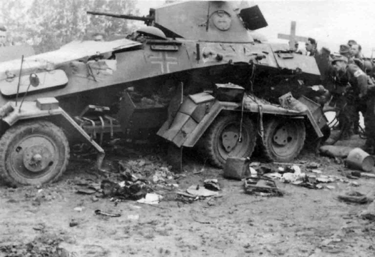 Подбитая немецкая техника. Подбитые немецкие танки 1941. Подбитая немецкая техника 1941. Бронеавтомобиль SD KFZ 231.