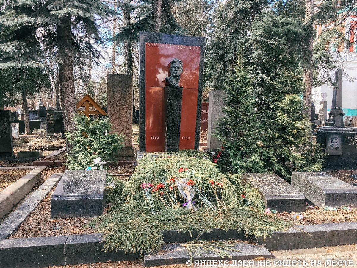 Могила Бернеса Новодевичье кладбище