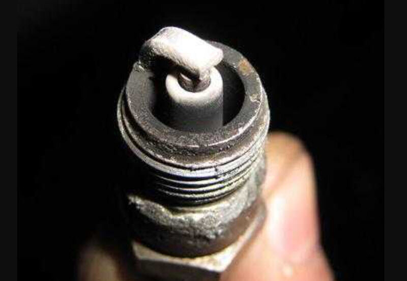 Черные свечи инжектор. Черные свечи инжектор. Чёрный нагар на свечах зажигания карбюратор ваз. Переобогащенная смесь свечи. Нагар на свечах зажигания 2т.