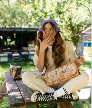 Платок создает очень романтичный образ, воспользуйтесь этим!