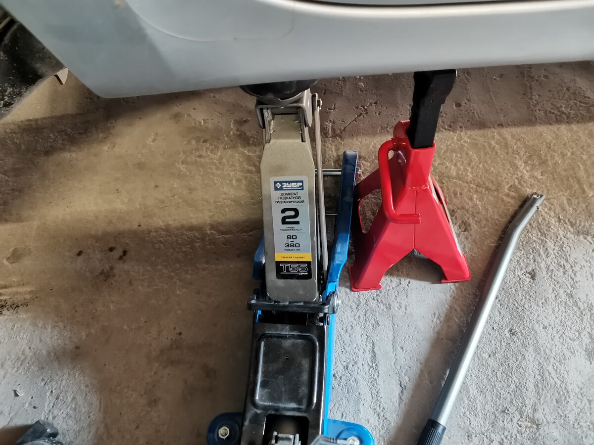 Страховка, при длительной работе обязательная - я использую специальные упоры