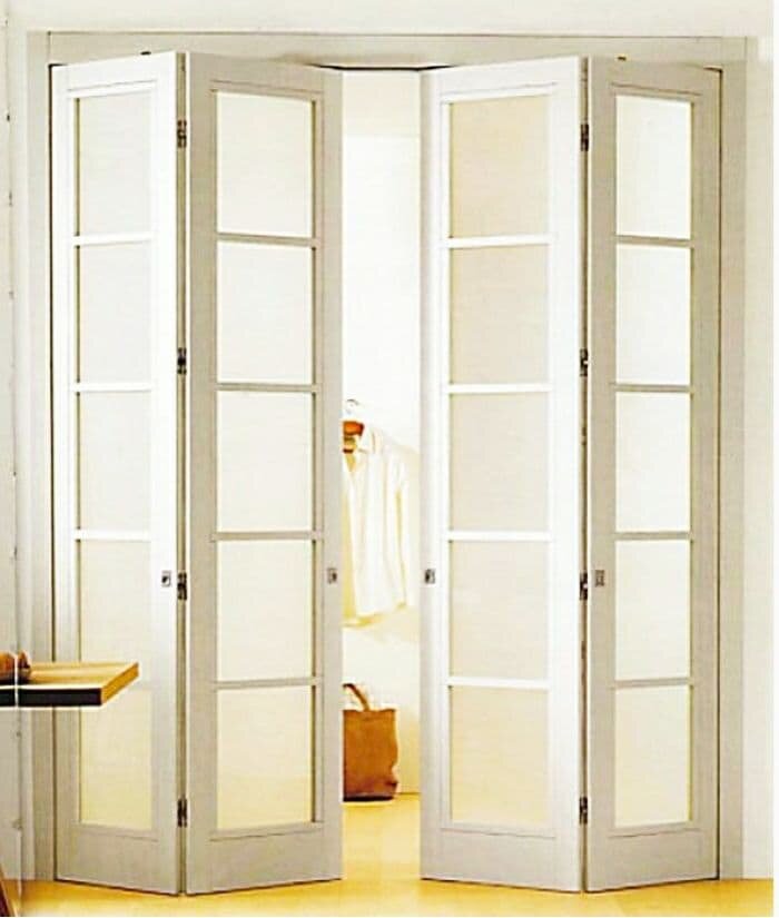 Светлые складные межкомнатные двери