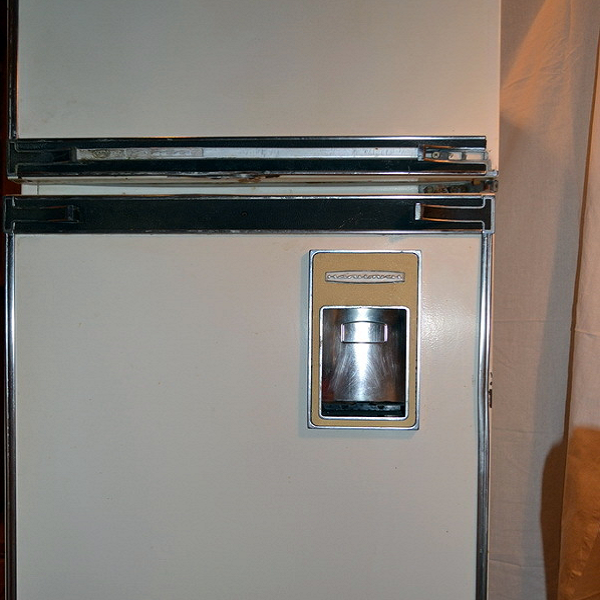 Увеличение морозильной камеры старого холодильника и монтаж колесиков к нему для удобства уборки