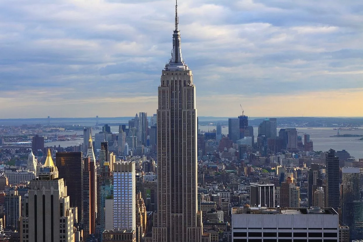 New york state. Нью-Йорк небоскребы Эмпайр. Эмпайр Билдинг Нью Йорк. Кинг Конг на Эмпайр Стейт Билдинг. Небоскрёб Эмпайр-Стейт-Билдинг.