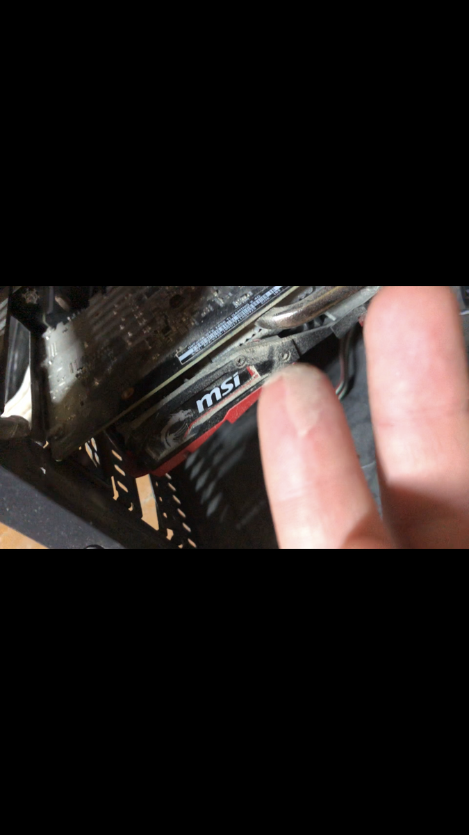 Вот такой сантиметровый слой пыли, а потом спрашивается почему мой ПК тормозит.