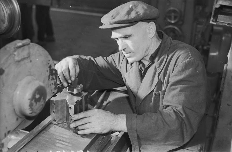 Токарь на заводе 