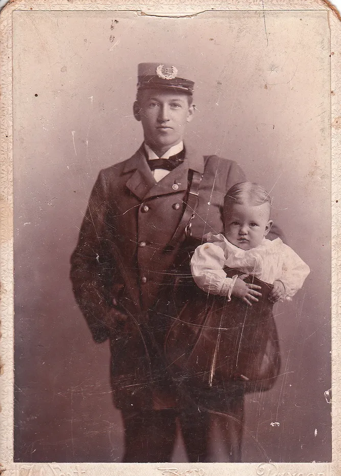 Как мы видим, сумка не закрывалась наглухо, а ребенок чувствовал себя в ней вполне комфортно. По крайней мере на фотографии))