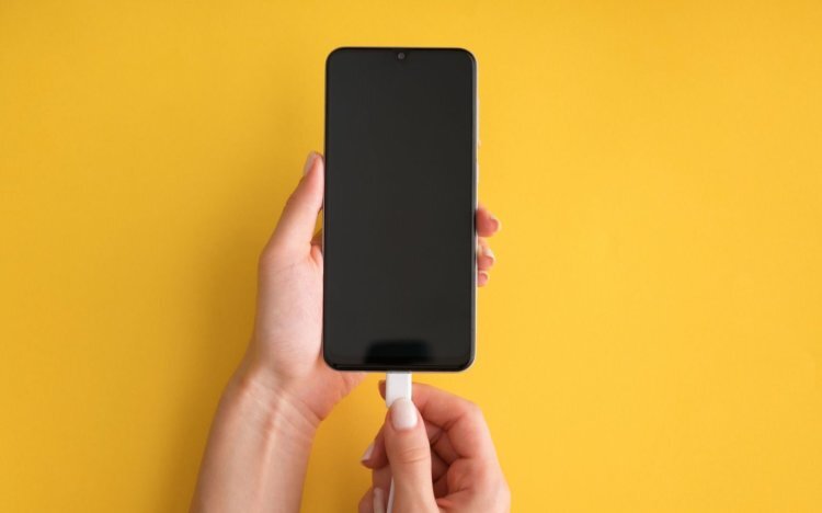 Заряжаете смартфон ночью? Включите умную зарядку 