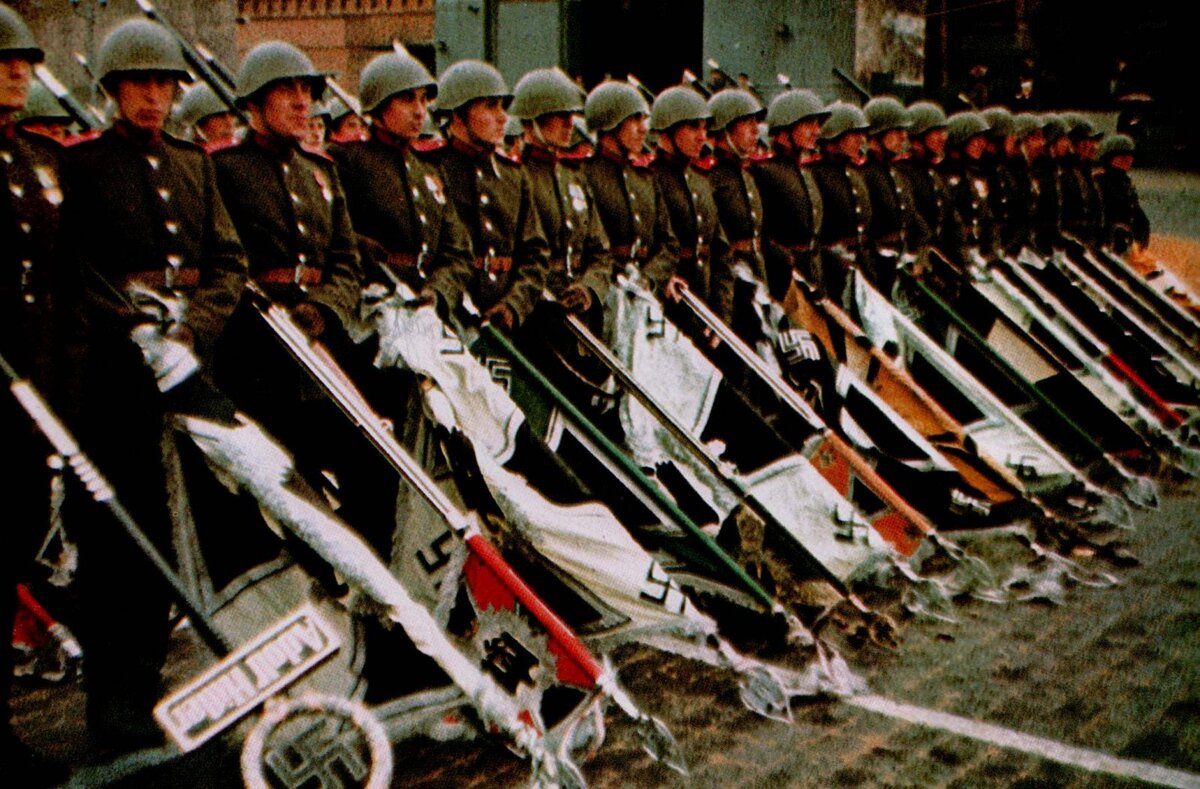 Штандарты поверженной Германии вниз! Парад победы 1945 года. Цветное фото.