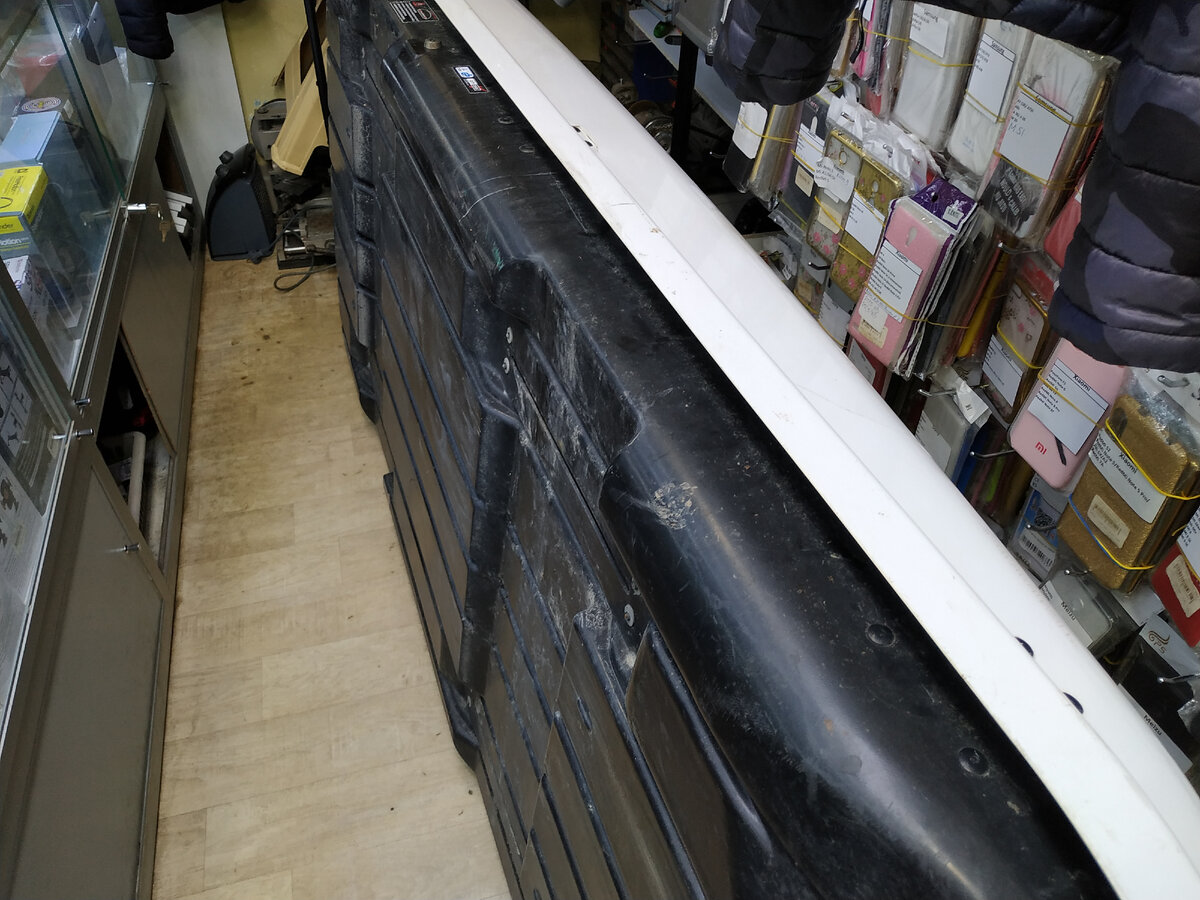 Закрытый автобокс еле-еле вошёл в мой павильон, но так и не влез целиком в кадр.