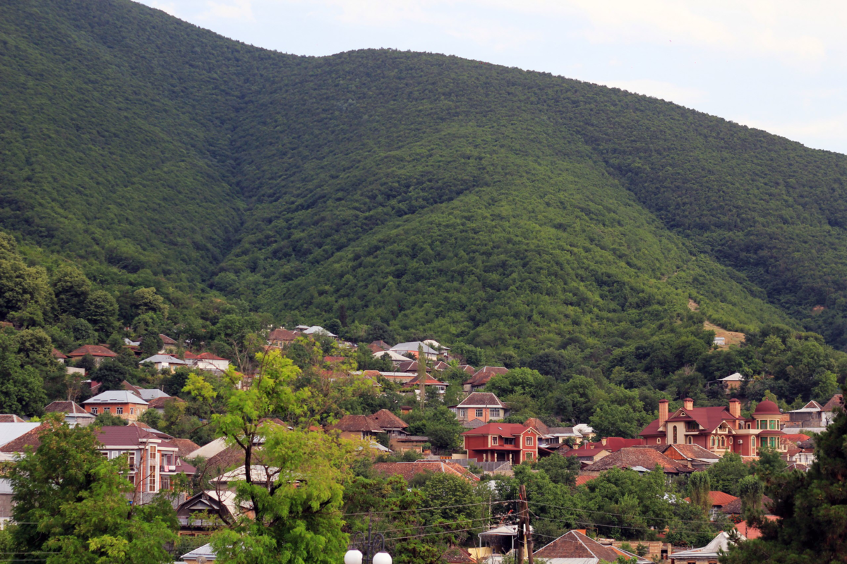 Шеки - небольшой городишка в горах