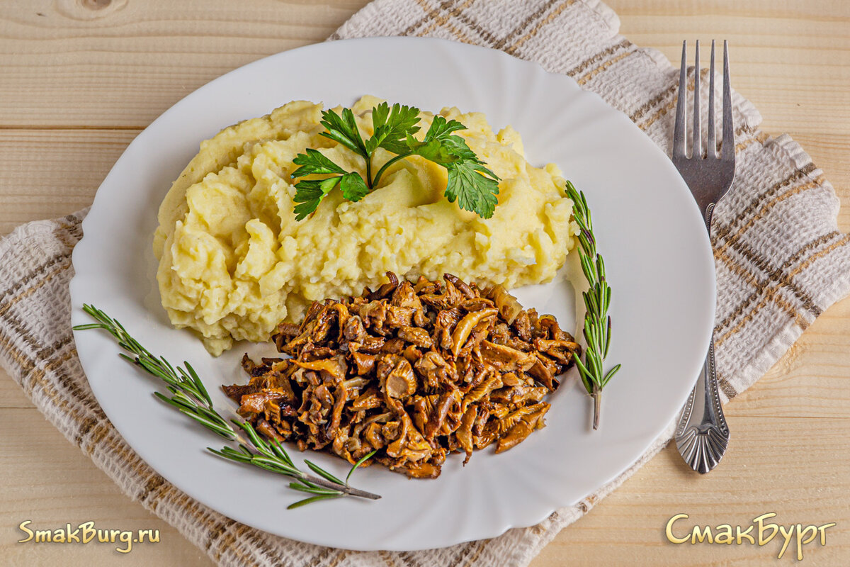 Воздушное картофельное пюре с жареными лисичками - простое и очень вкусное второе блюдо для самых любимых!